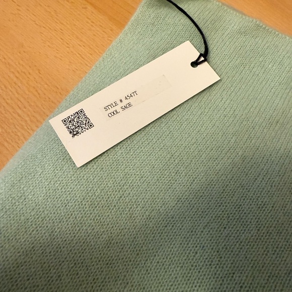 White + Warren Cashmere Travel Wrap Shawl Scarf – Cool Sage – NWT - Picture 3 of 8